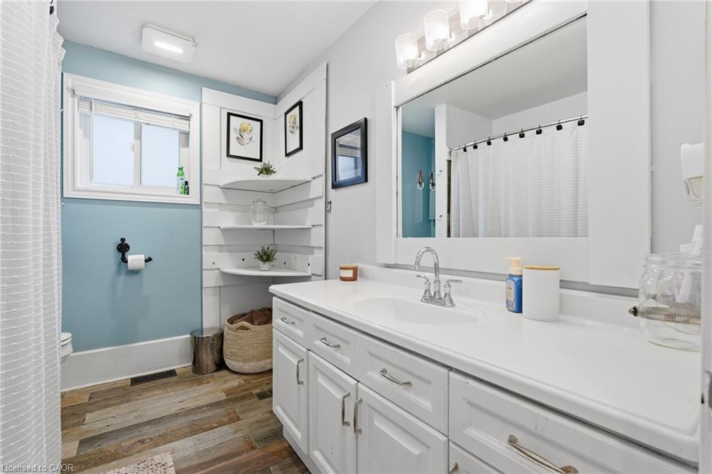 29 Strong Court, Brantford, ON - Indoor Photo Showing Bathroom