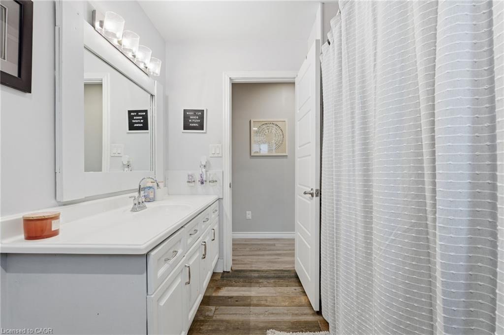 29 Strong Court, Brantford, ON - Indoor Photo Showing Bathroom