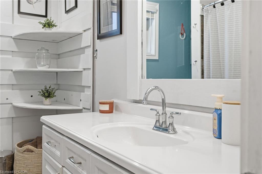 29 Strong Court, Brantford, ON - Indoor Photo Showing Bathroom