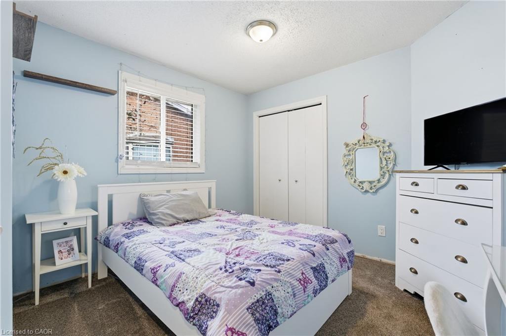 29 Strong Court, Brantford, ON - Indoor Photo Showing Bedroom