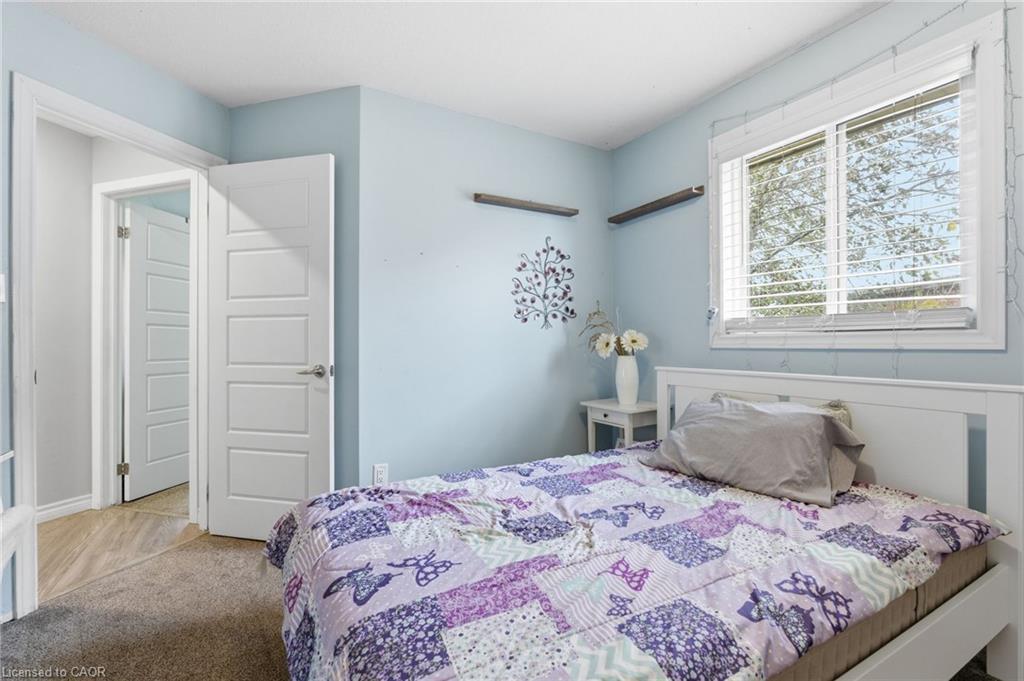 29 Strong Court, Brantford, ON - Indoor Photo Showing Bedroom