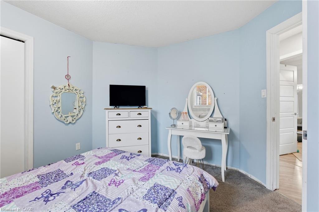29 Strong Court, Brantford, ON - Indoor Photo Showing Bedroom