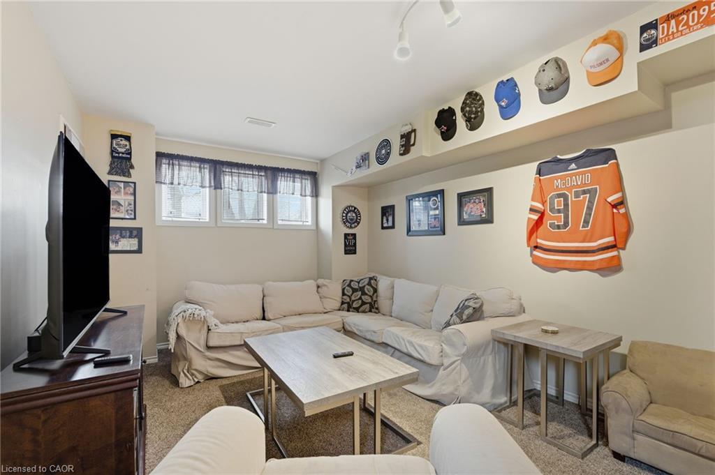 29 Strong Court, Brantford, ON - Indoor Photo Showing Living Room