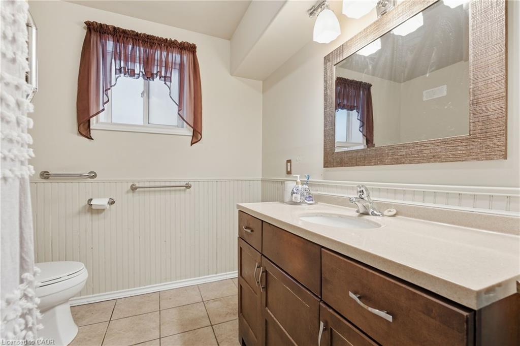 29 Strong Court, Brantford, ON - Indoor Photo Showing Bathroom