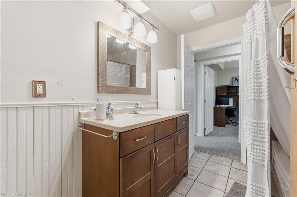 29 Strong Court, Brantford, ON - Indoor Photo Showing Bathroom