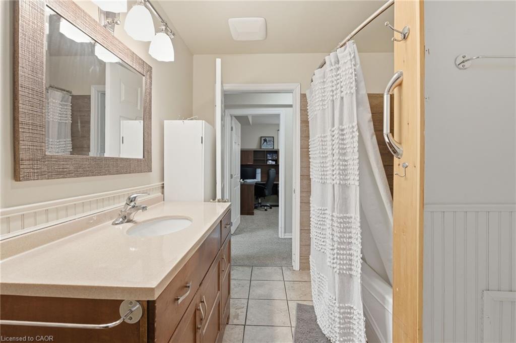29 Strong Court, Brantford, ON - Indoor Photo Showing Bathroom