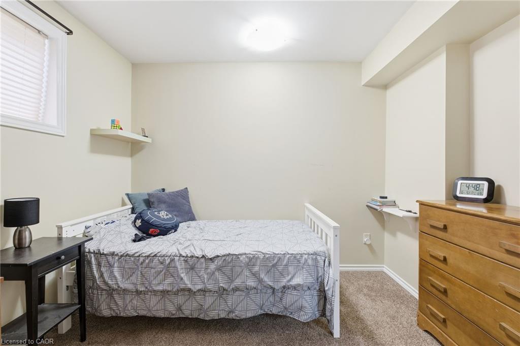 29 Strong Court, Brantford, ON - Indoor Photo Showing Bedroom
