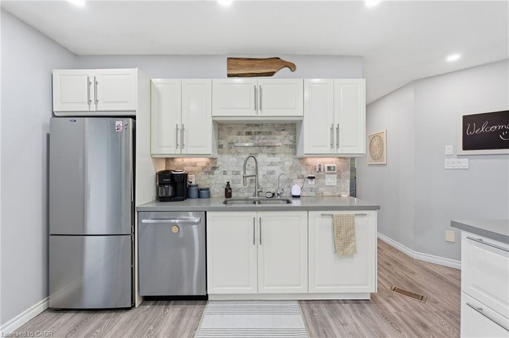 29 Strong Court, Brantford, ON - Indoor Photo Showing Kitchen With Double Sink