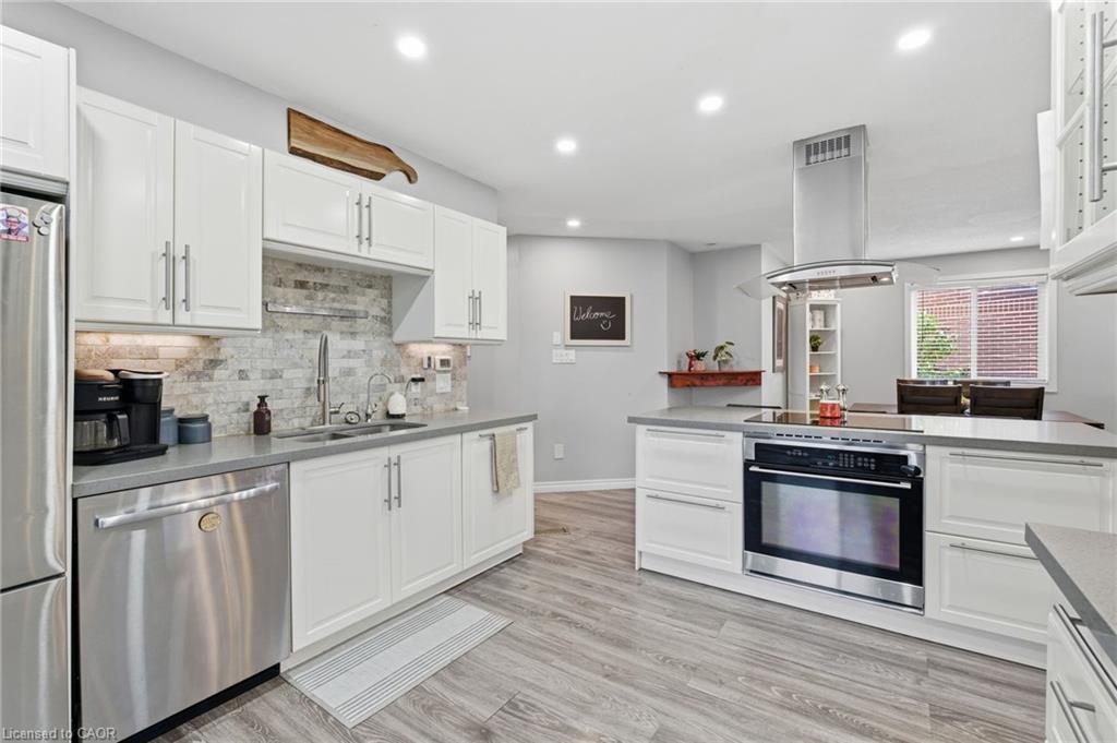 29 Strong Court, Brantford, ON - Indoor Photo Showing Kitchen With Upgraded Kitchen