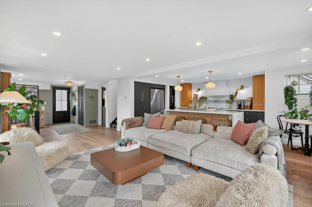 5 Lees Line, Lowbanks, ON - Indoor Photo Showing Living Room