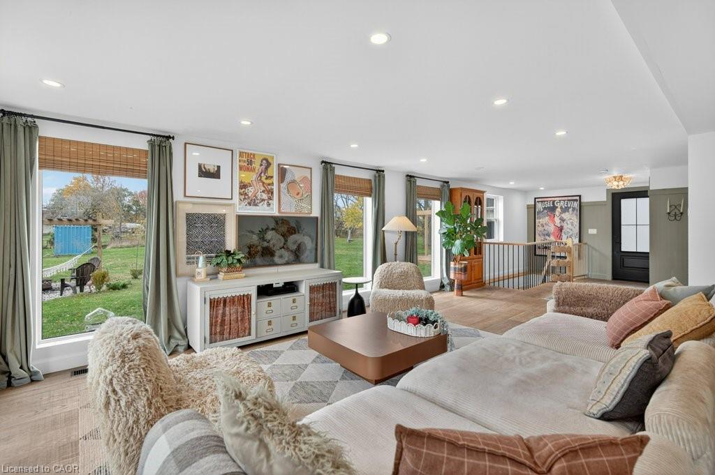 5 Lees Line, Lowbanks, ON - Indoor Photo Showing Living Room