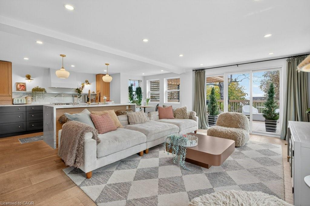 5 Lees Line, Lowbanks, ON - Indoor Photo Showing Living Room