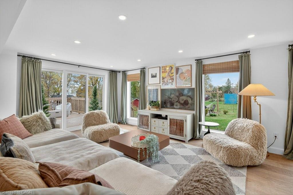 5 Lees Line, Lowbanks, ON - Indoor Photo Showing Living Room