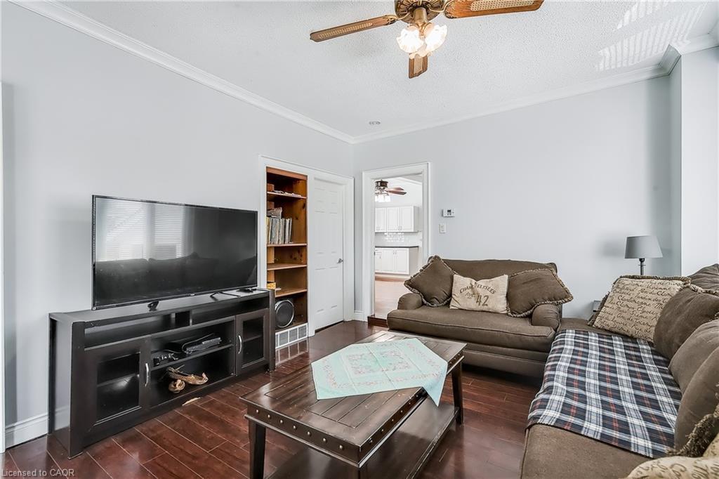 704 Roxborough Avenue, Hamilton, ON - Indoor Photo Showing Living Room