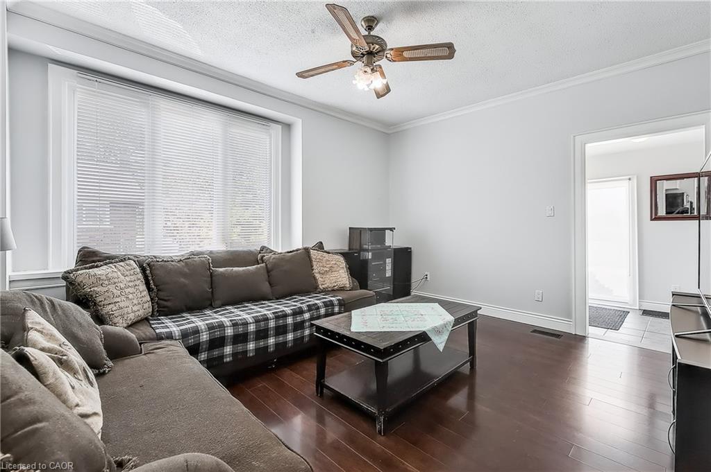 704 Roxborough Avenue, Hamilton, ON - Indoor Photo Showing Living Room
