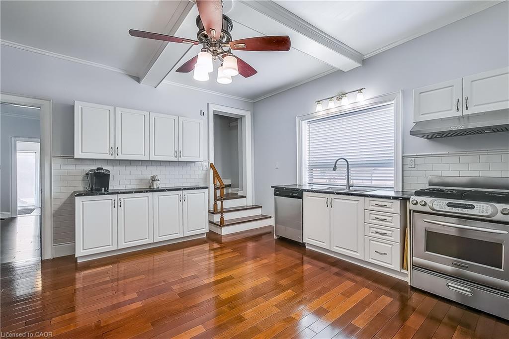 704 Roxborough Avenue, Hamilton, ON - Indoor Photo Showing Kitchen
