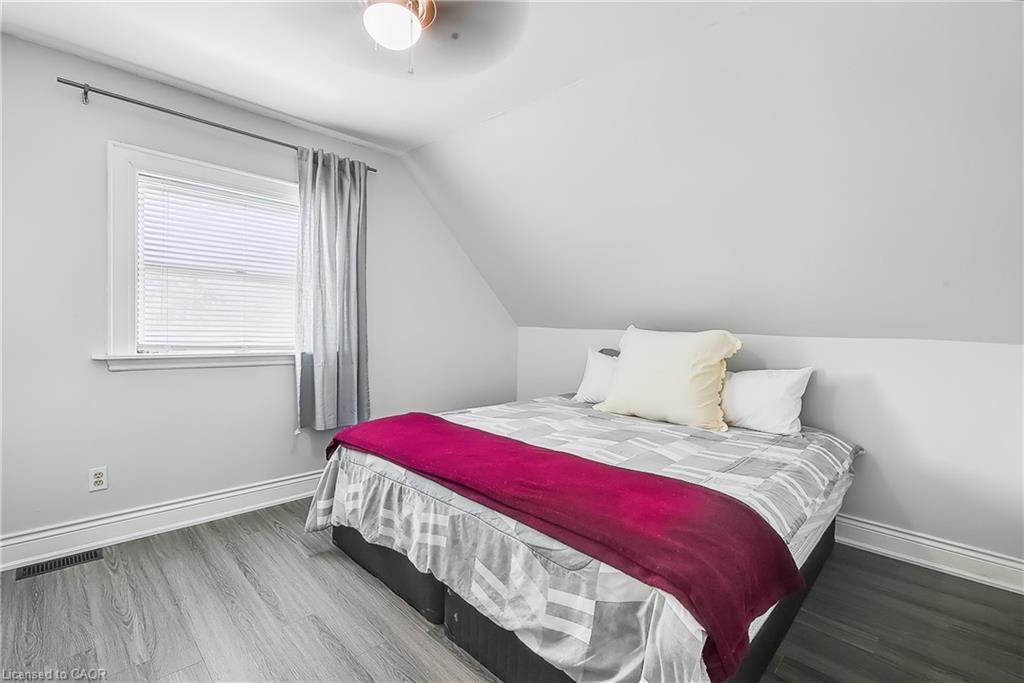 704 Roxborough Avenue, Hamilton, ON - Indoor Photo Showing Bedroom