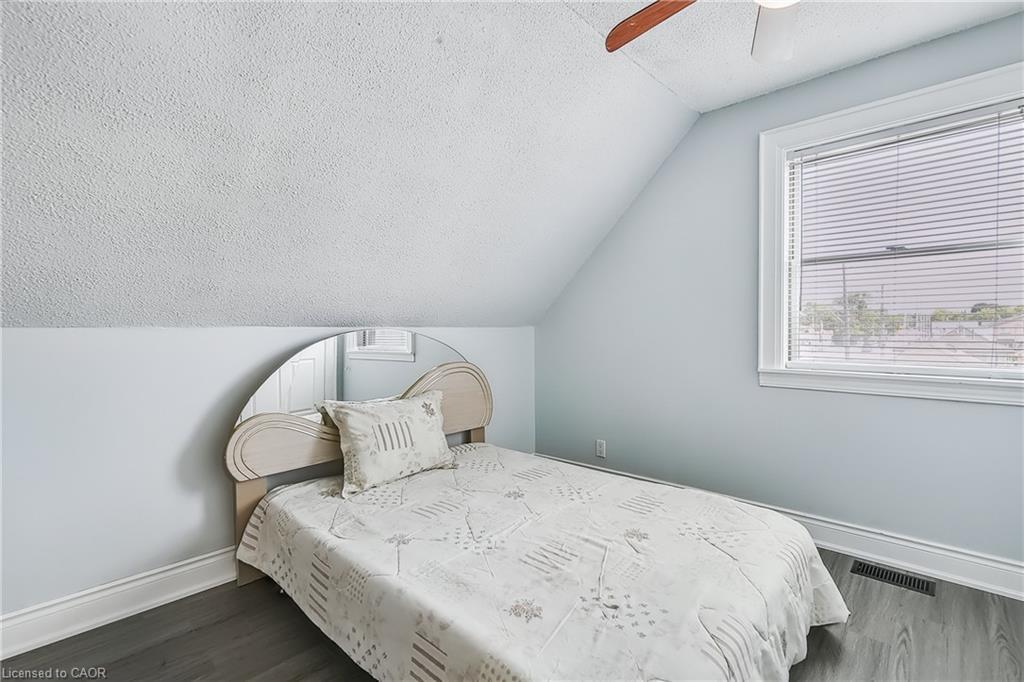 704 Roxborough Avenue, Hamilton, ON - Indoor Photo Showing Bedroom