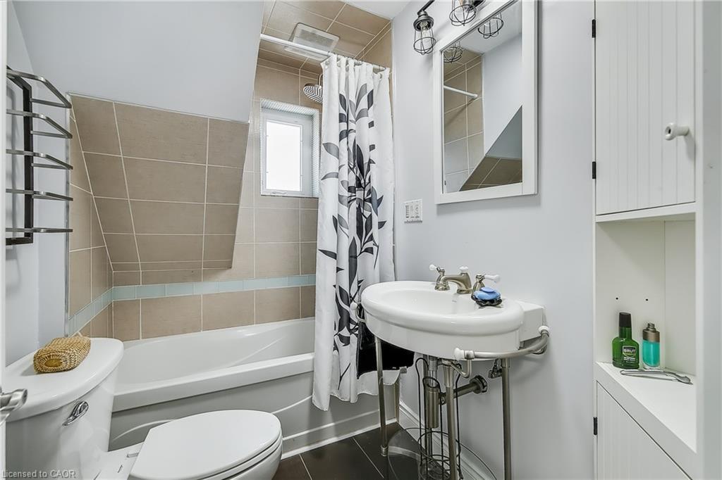 704 Roxborough Avenue, Hamilton, ON - Indoor Photo Showing Bathroom