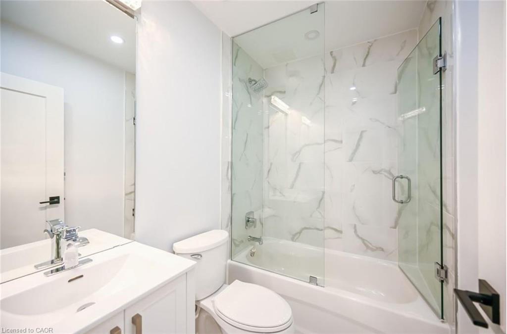 2-7 Chester Road, Hamilton, ON - Indoor Photo Showing Bathroom