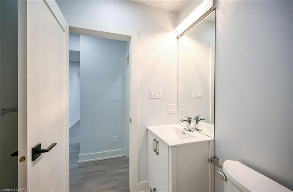 2-7 Chester Road, Hamilton, ON - Indoor Photo Showing Bathroom