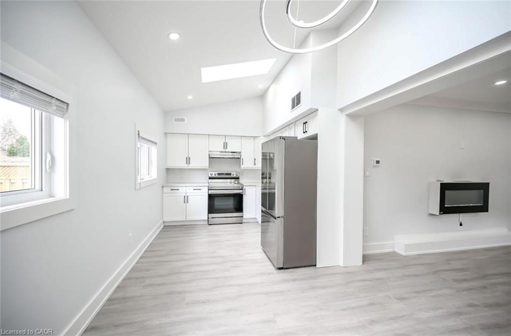 2-7 Chester Road, Hamilton, ON - Indoor Photo Showing Kitchen