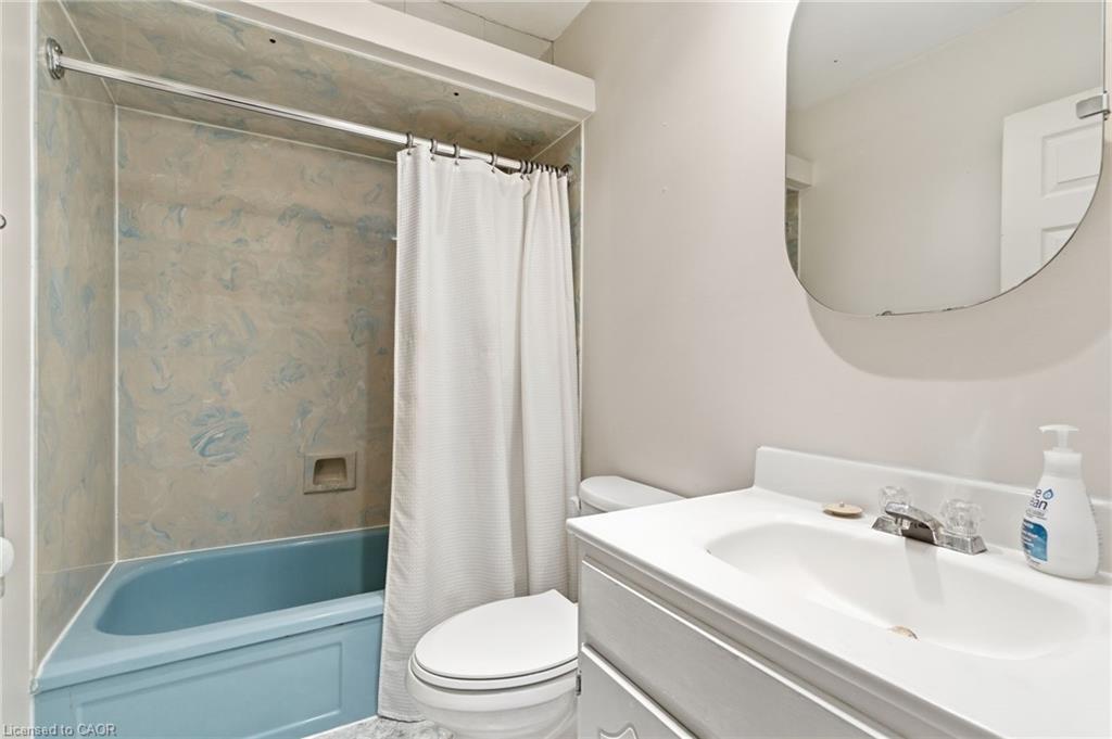 Upper-12 Cecilia Court, Hamilton, ON - Indoor Photo Showing Bathroom