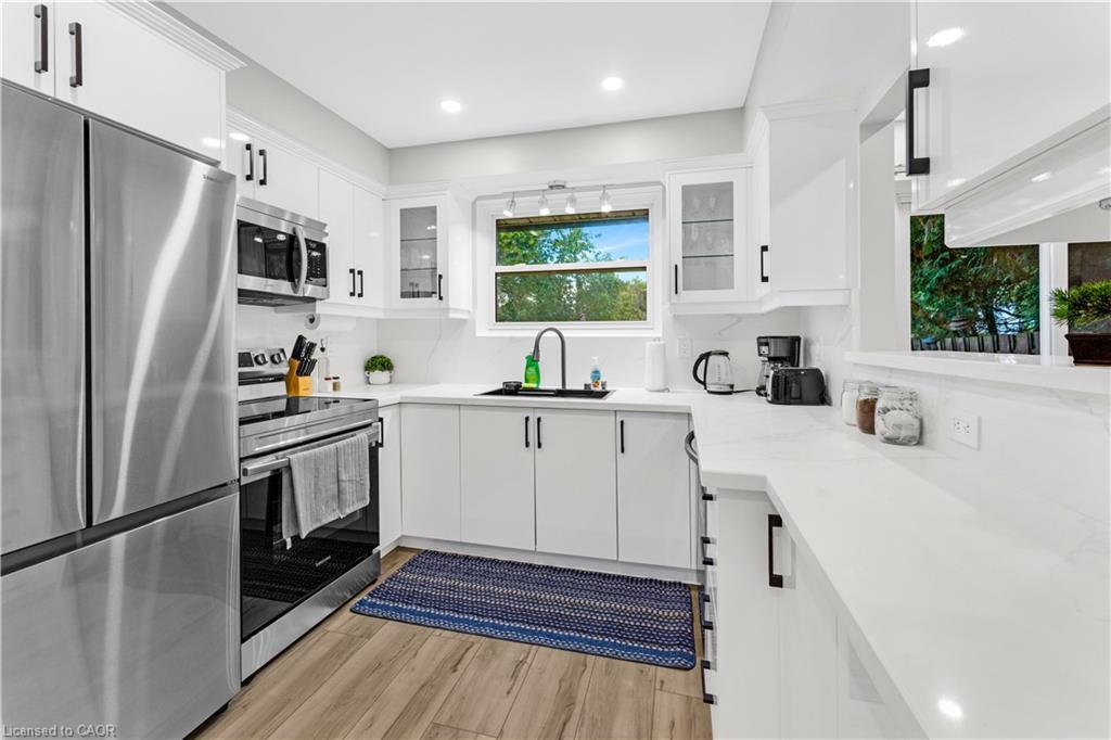 Main-2258 Manchester Drive, Burlington, ON - Indoor Photo Showing Kitchen With Upgraded Kitchen