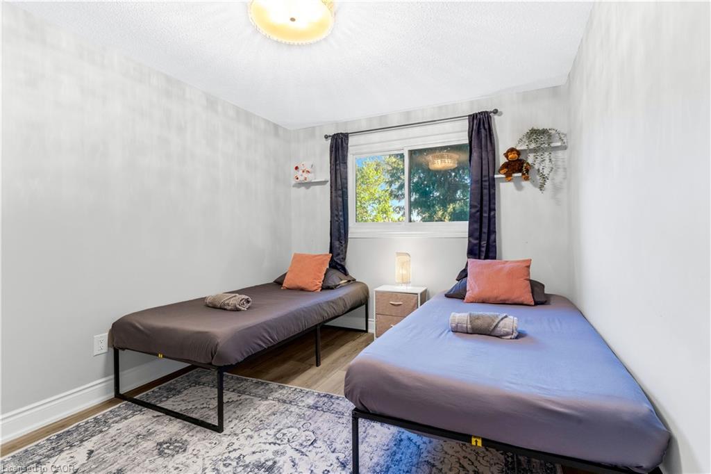 Main-2258 Manchester Drive, Burlington, ON - Indoor Photo Showing Bedroom