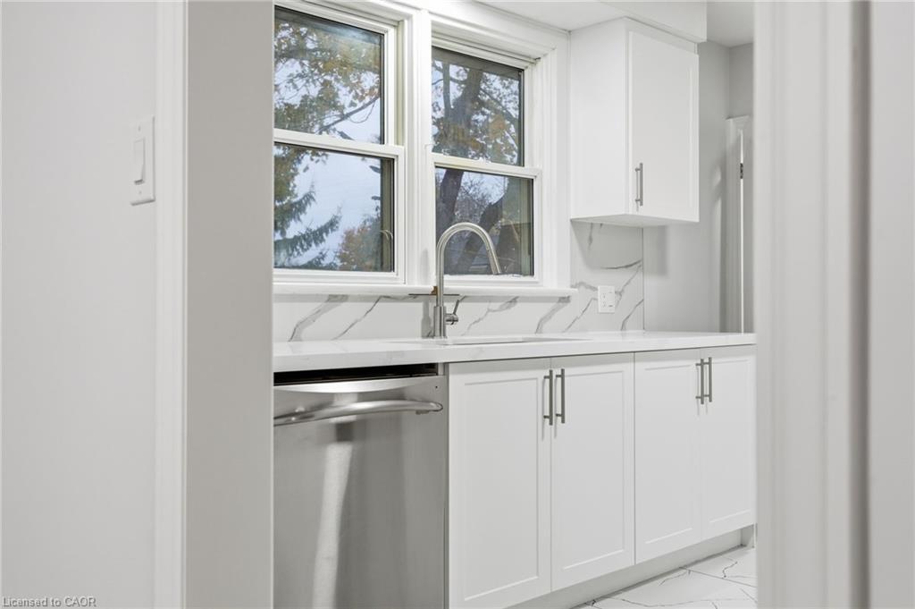 3 Algonquin Avenue, Dundas, ON - Indoor Photo Showing Kitchen