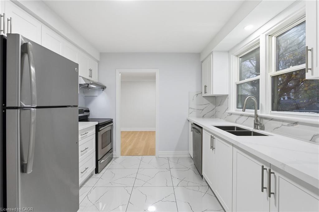 3 Algonquin Avenue, Dundas, ON - Indoor Photo Showing Kitchen With Double Sink