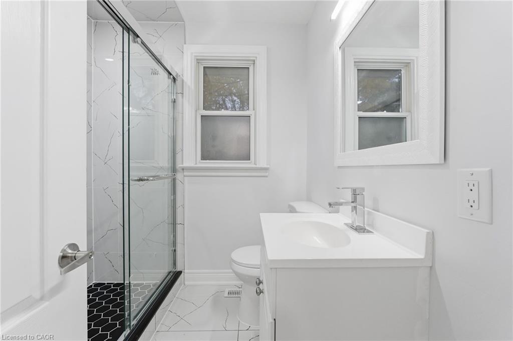 3 Algonquin Avenue, Dundas, ON - Indoor Photo Showing Bathroom