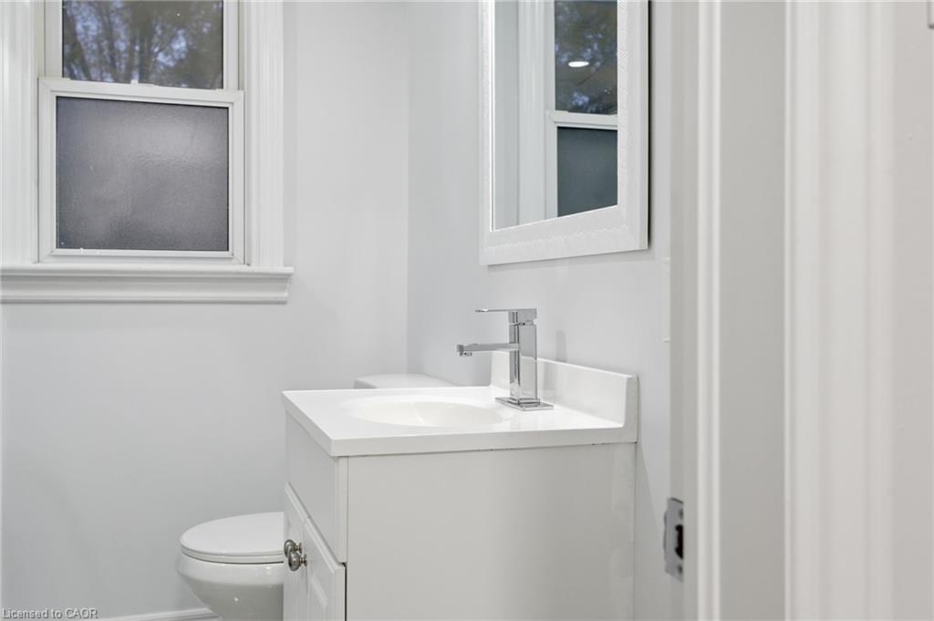 3 Algonquin Avenue, Dundas, ON - Indoor Photo Showing Bathroom