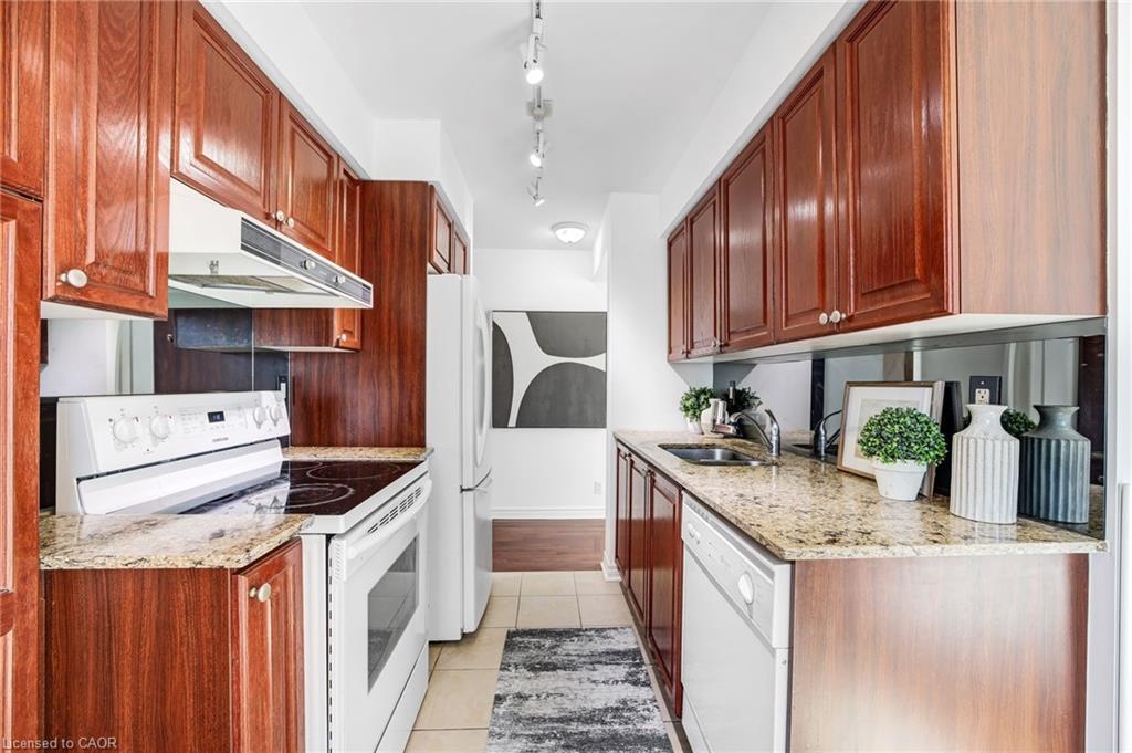 1005-1 Elm Drive W, Mississauga, ON - Indoor Photo Showing Kitchen