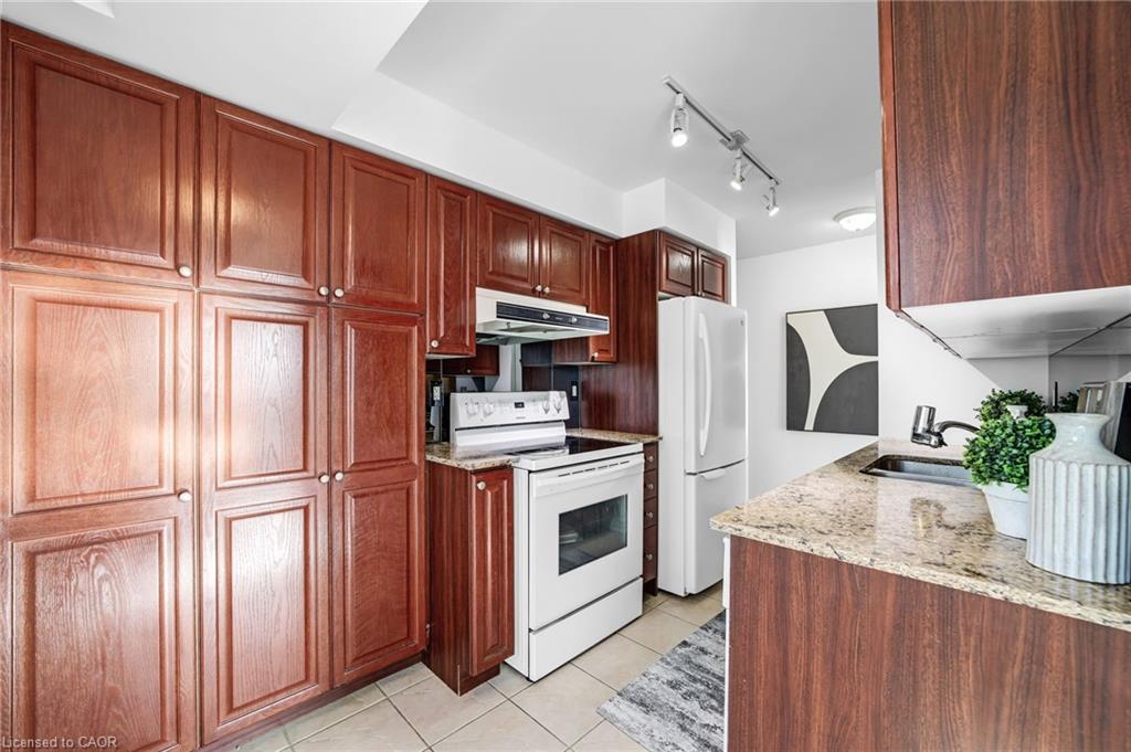 1005-1 Elm Drive W, Mississauga, ON - Indoor Photo Showing Kitchen