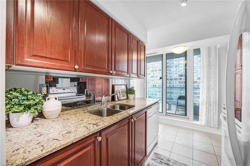 1005-1 Elm Drive W, Mississauga, ON - Indoor Photo Showing Kitchen With Double Sink