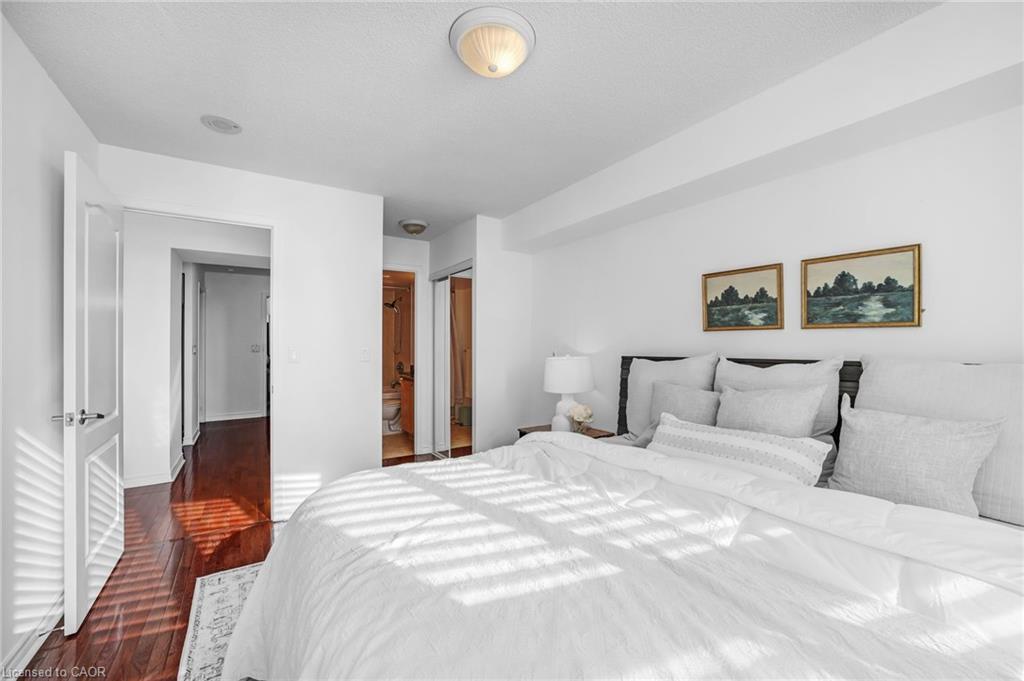 1005-1 Elm Drive W, Mississauga, ON - Indoor Photo Showing Bedroom