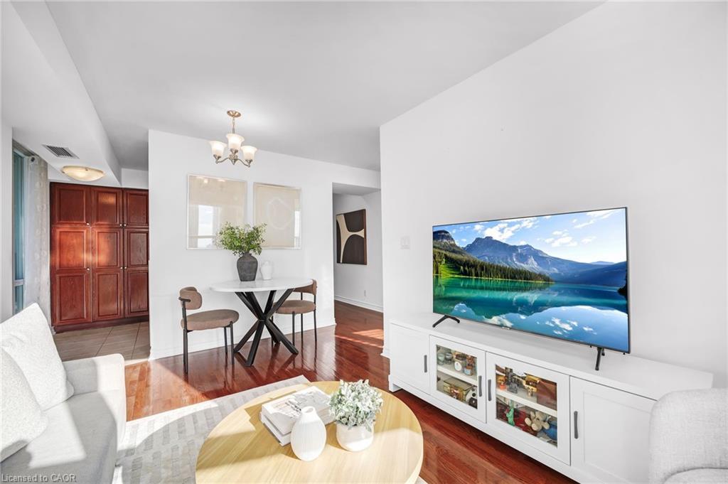1005-1 Elm Drive W, Mississauga, ON - Indoor Photo Showing Living Room