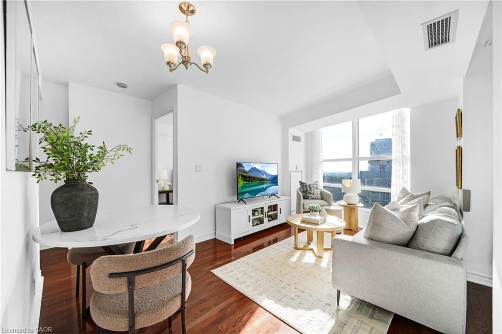 1005-1 Elm Drive W, Mississauga, ON - Indoor Photo Showing Living Room