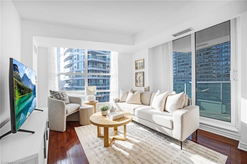 1005-1 Elm Drive W, Mississauga, ON - Indoor Photo Showing Living Room