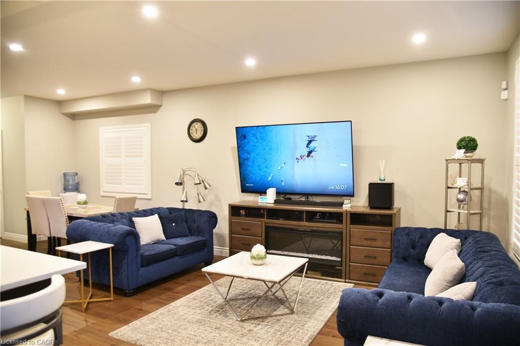 1930 Jim Hebb Way, London, ON - Indoor Photo Showing Living Room