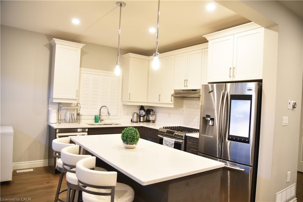 1930 Jim Hebb Way, London, ON - Indoor Photo Showing Kitchen With Upgraded Kitchen