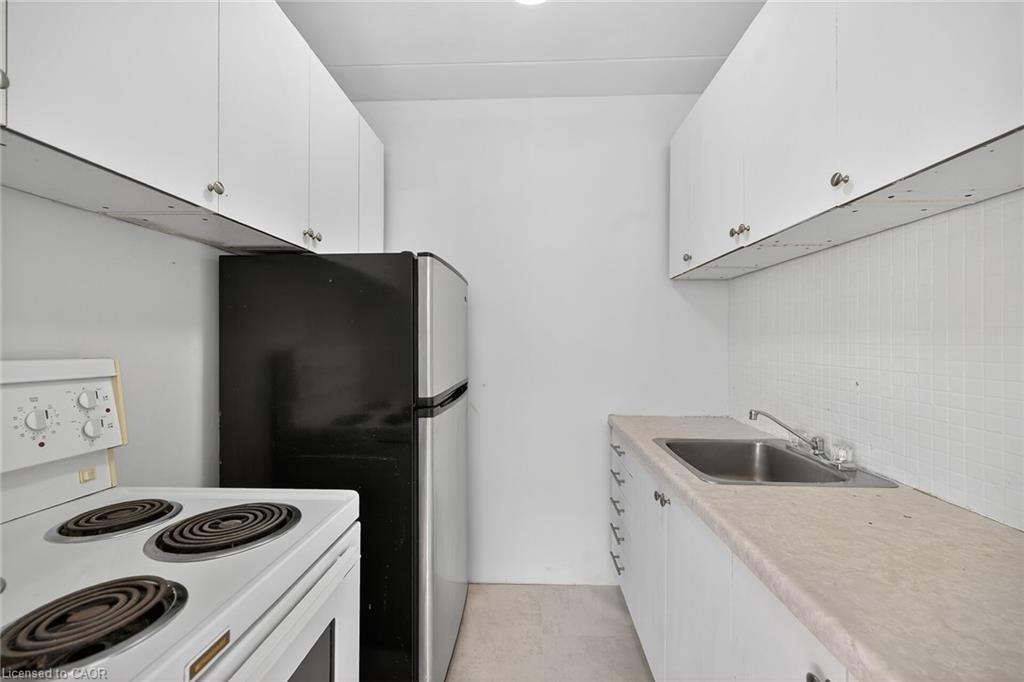 405-107 St Josephs Drive, Hamilton, ON - Indoor Photo Showing Kitchen