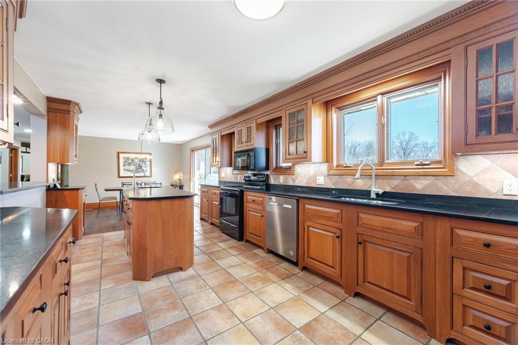 587 Hillcrest Road, Simcoe, ON - Indoor Photo Showing Kitchen With Double Sink