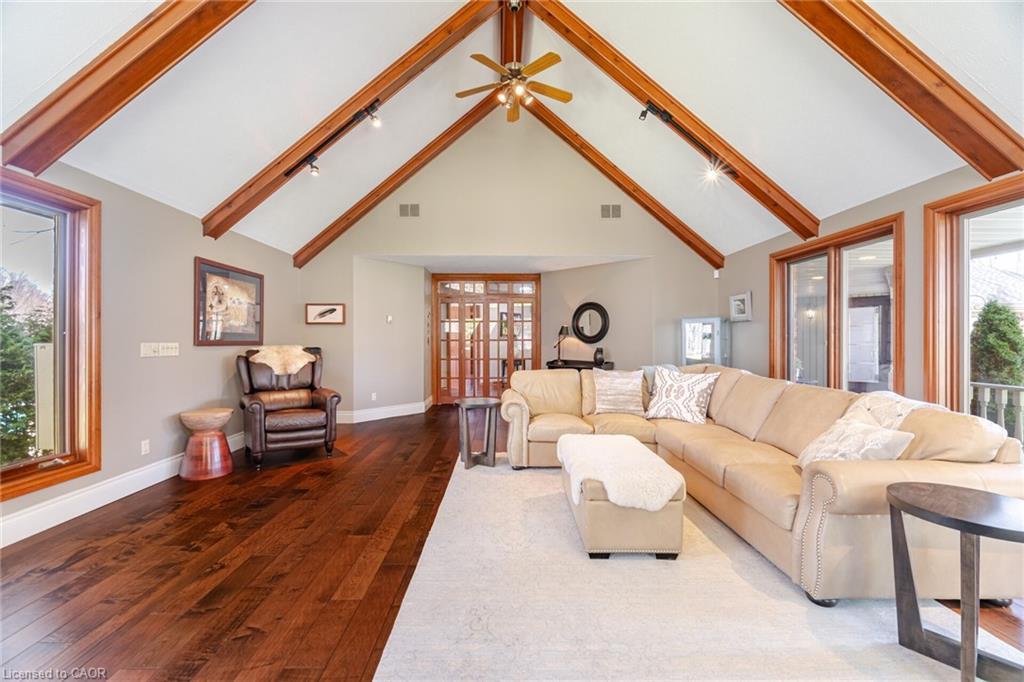 587 Hillcrest Road, Simcoe, ON - Indoor Photo Showing Living Room