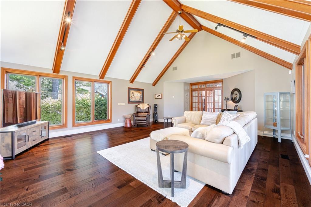 587 Hillcrest Road, Simcoe, ON - Indoor Photo Showing Living Room