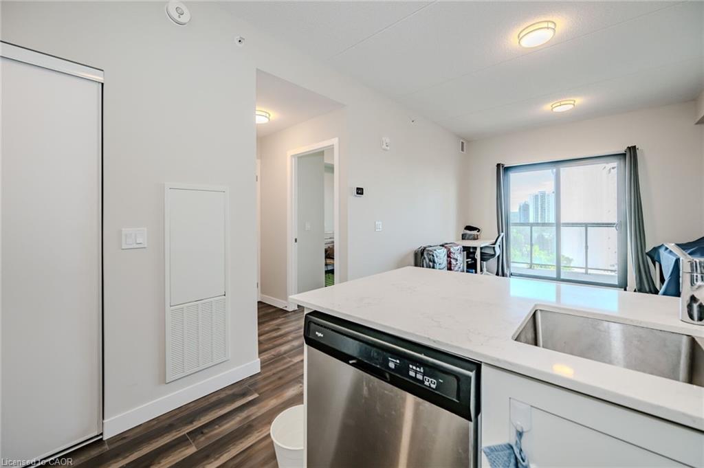 610-15 Queen Street S, Hamilton, ON - Indoor Photo Showing Kitchen
