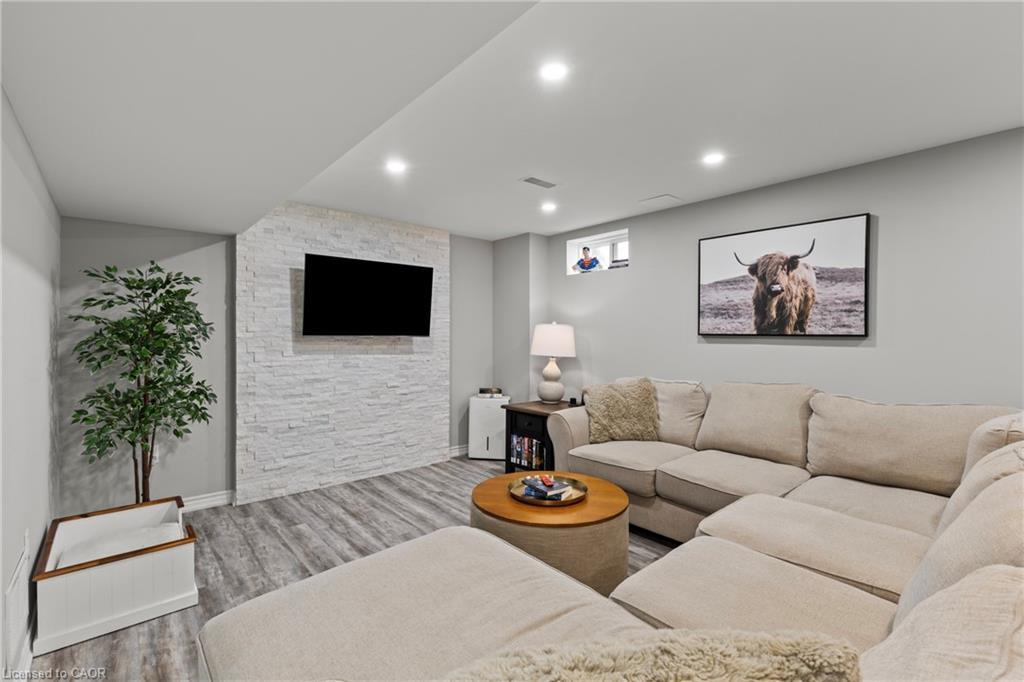Lower-62 Esther Crescent, Thorold, ON - Indoor Photo Showing Living Room