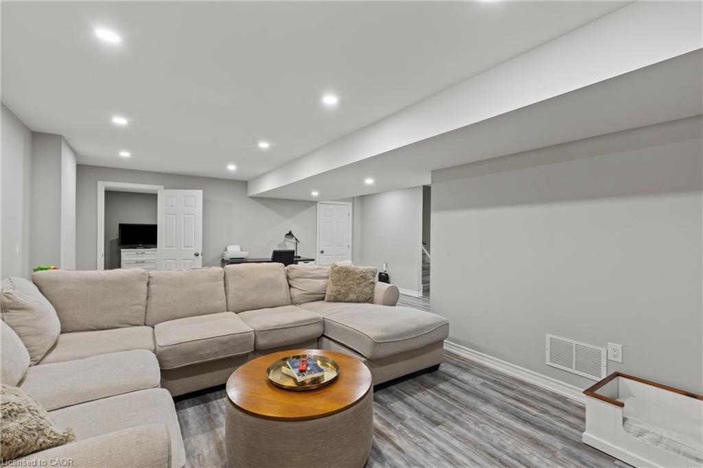Lower-62 Esther Crescent, Thorold, ON - Indoor Photo Showing Living Room