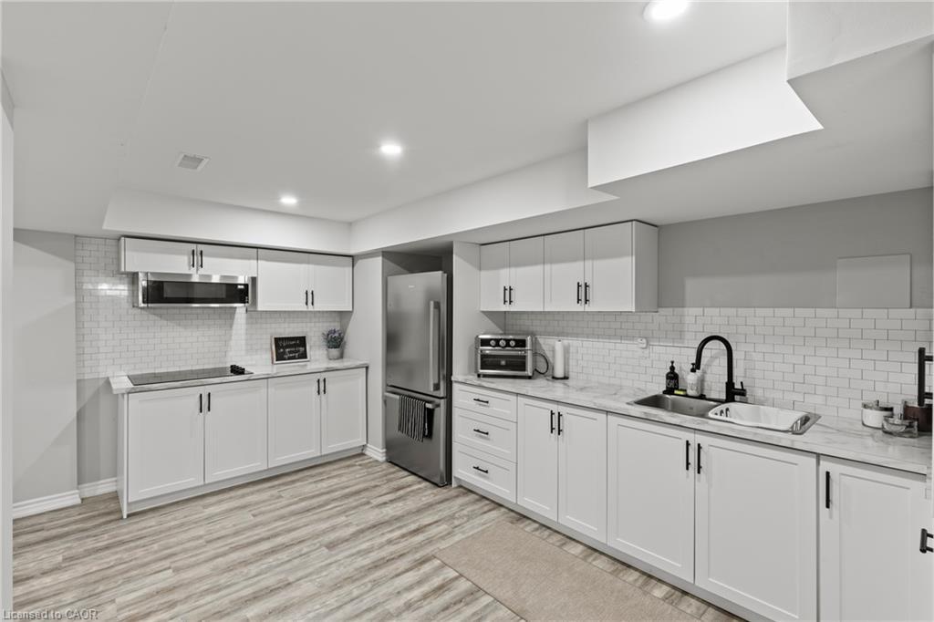 Lower-62 Esther Crescent, Thorold, ON - Indoor Photo Showing Kitchen With Upgraded Kitchen